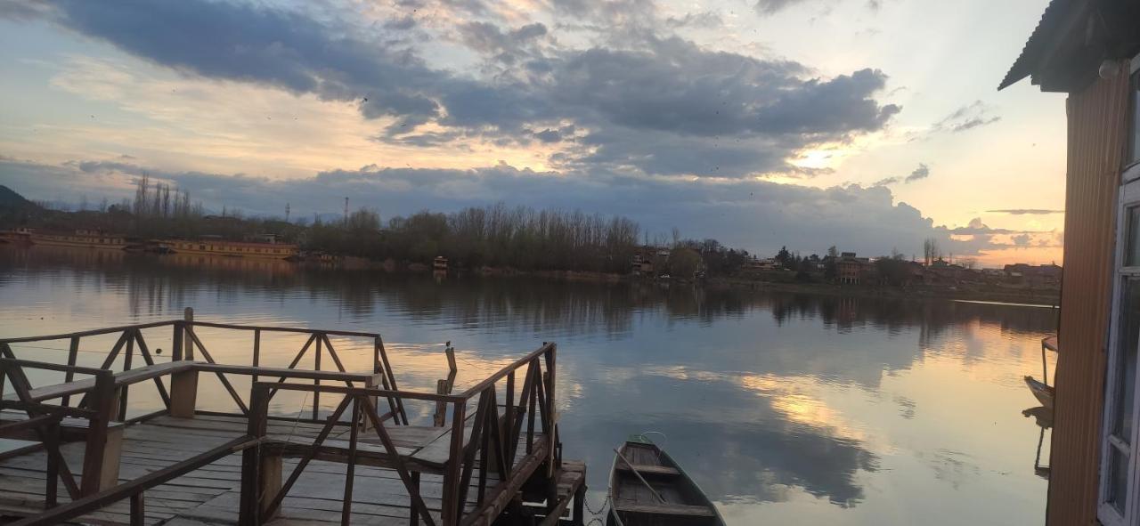 Lakeside Homestay Srinagar Εξωτερικό φωτογραφία