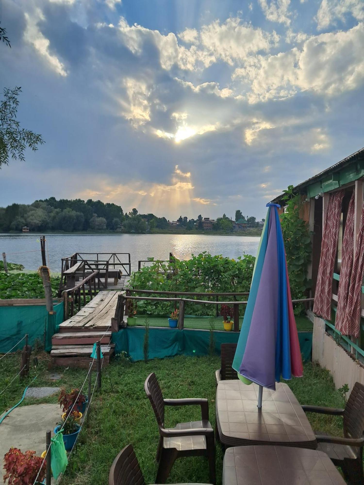 Lakeside Homestay Srinagar Εξωτερικό φωτογραφία